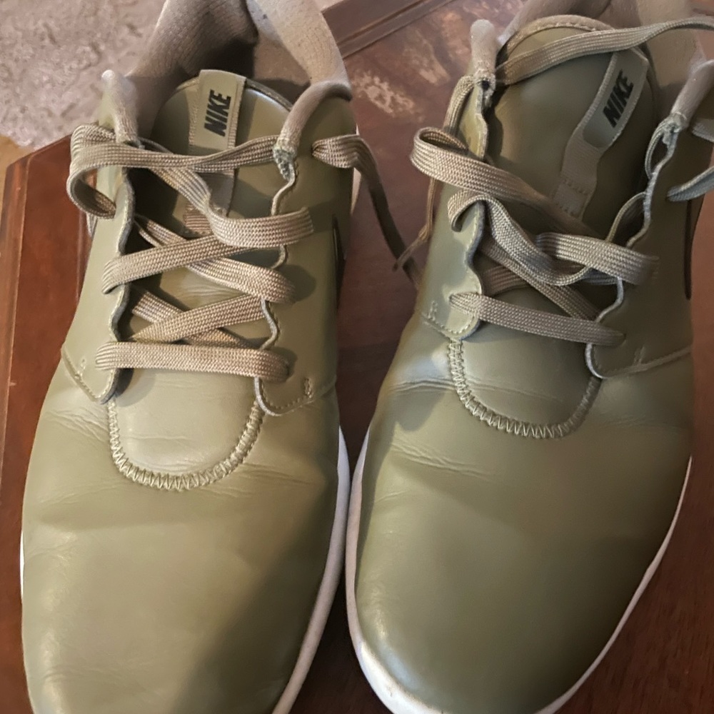 Men’s size 11 Nike golf shoes